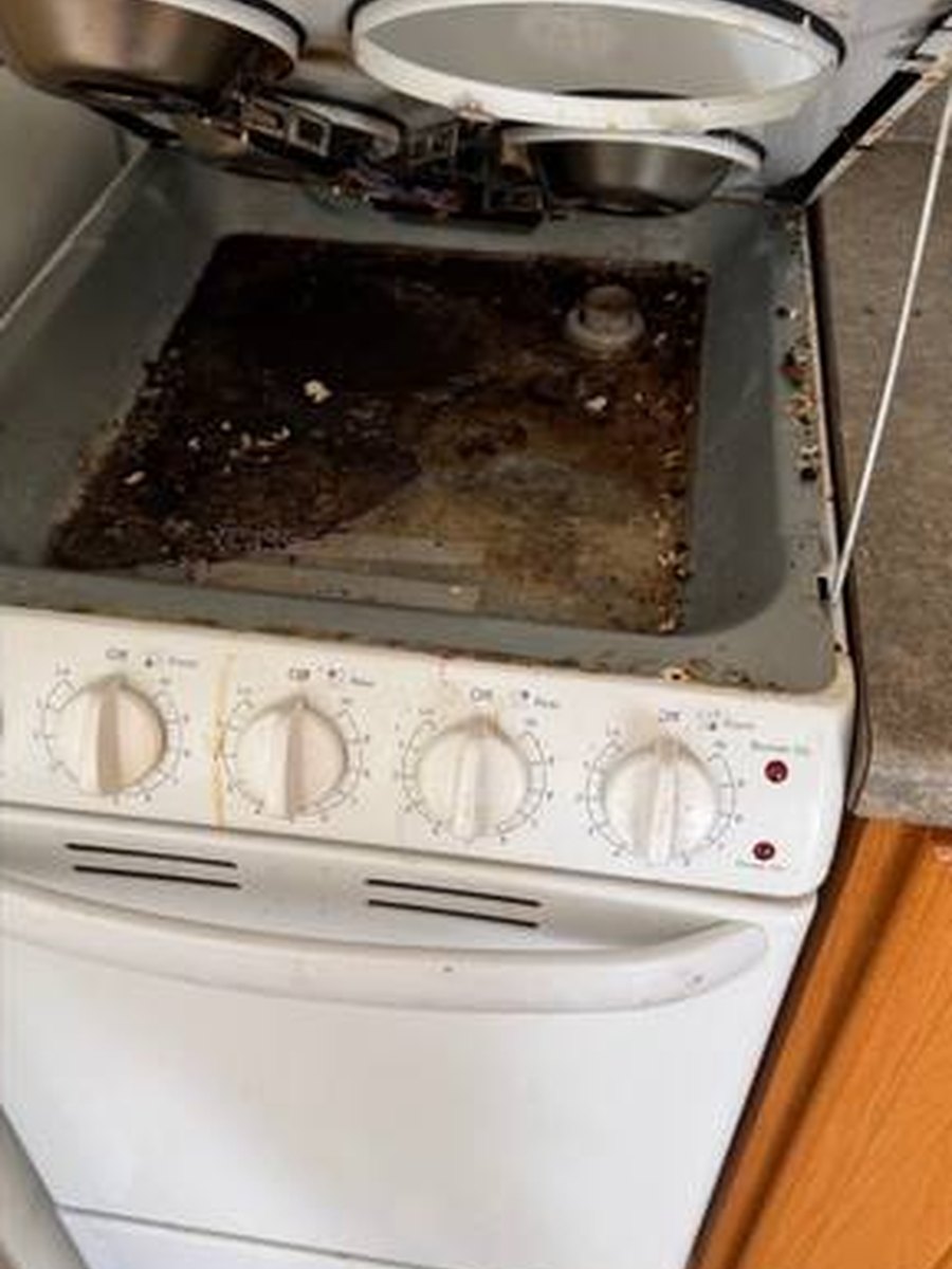 Stove before deep cleaning